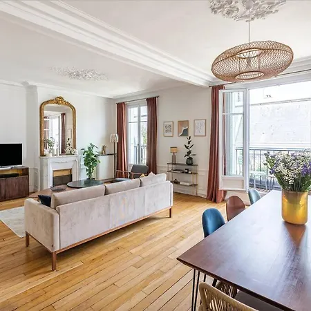 Beautiful Louvre Apartment